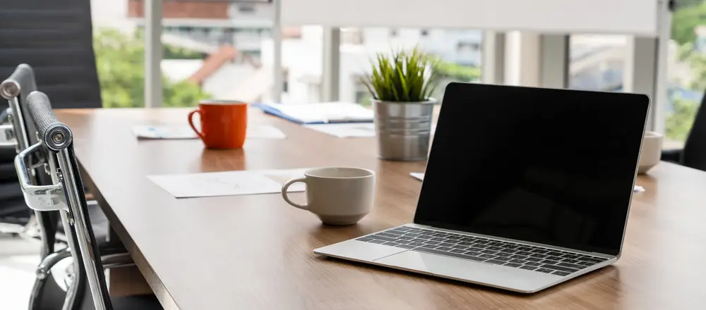 מחשב נייד על שוחן משרדי, לפני שמתחילים אריזה להובלת משרד