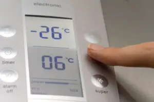 המתנה לפני חיבור – צעד קטן ששומר על המקרר