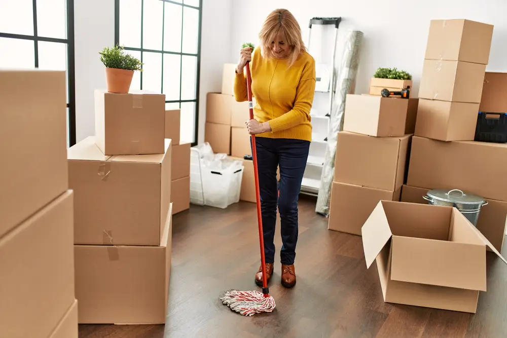 אורזים קרטונים בסלון – שלב מרכזי שמשפיע על כמה זמן לוקח מעבר דירה