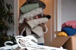 איך לארוז בגדי חורף למעבר דירה