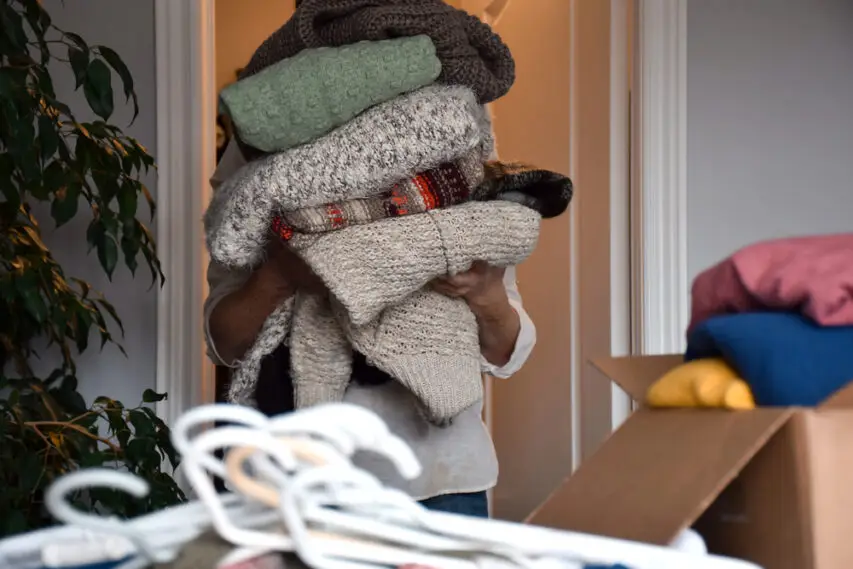 איך לארוז בגדי חורף למעבר דירה