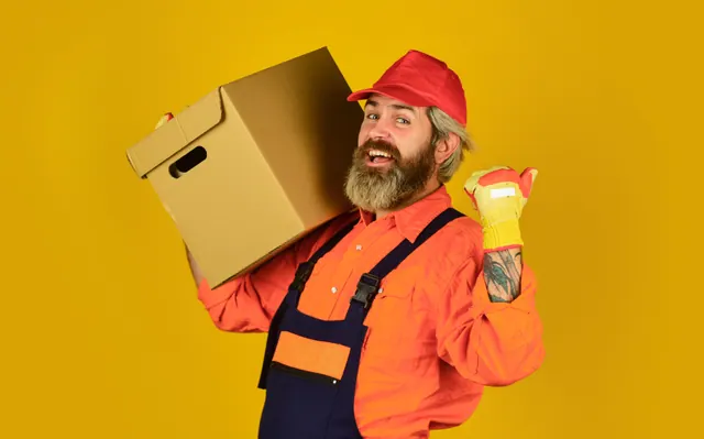 מוביל מסמן אישור עם ארגז ביד
