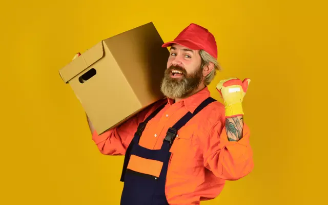 מוביל מסמן אישור עם ארגז ביד