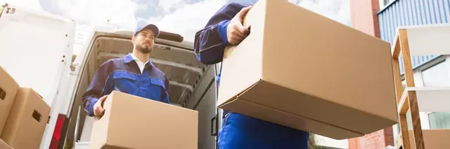 שני מובילים נושאים ערימת ארגזים