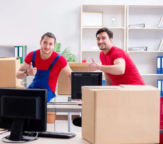 שני מובילים בחולצות אדומות עם ארגזים